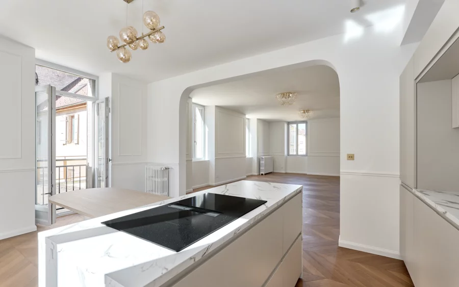 Cuisine lumineuse de l'appartement de caractère rénové à Pontarlier à vendre - Arrière-Cour, agence immobilière spécialisée dans le Doubs
