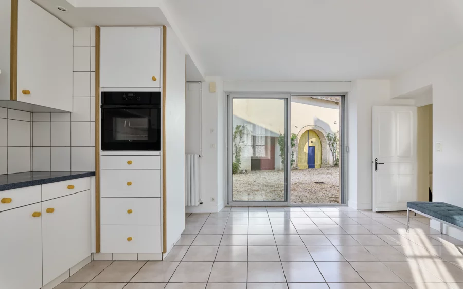 Cuisine lumineuse de la maison de caractère et ses dépendances aux portes de Besançon à vendre - Arrière-Cour, agence immobilière spécialisée dans le Doubs