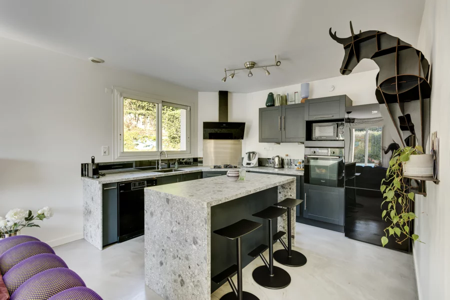 Chambre de la maison familiale avec piscine à Besançon à vendre - Arrière-Cour, agence immobilière spécialisée dans le Doubs