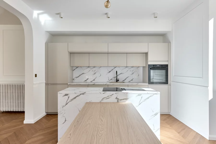 Cuisine moderne de l'appartement de caractère rénové à Pontarlier à vendre - Arrière-Cour, agence immobilière spécialisée dans le Doubs