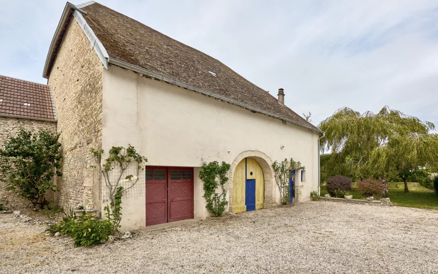 Dépendance de la maison de caractère et ses dépendances aux portes de Besançon à vendre - Arrière-Cour, agence immobilière spécialisée dans le Doubs