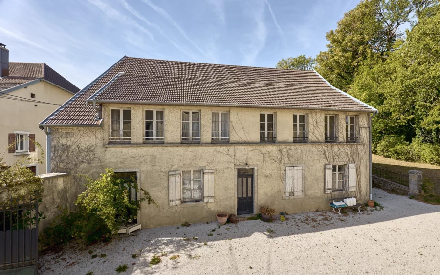 Dépendance de la maison de maître dans le Jura à vendre - Arrière-Cour, agence immobilière spécialisée dans le Jura