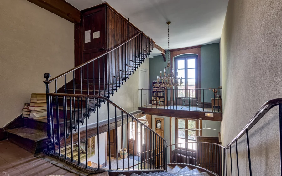 Escalier en bois de la maison de maître dans le Jura à vendre - Arrière-Cour, agence immobilière spécialisée dans le Jura