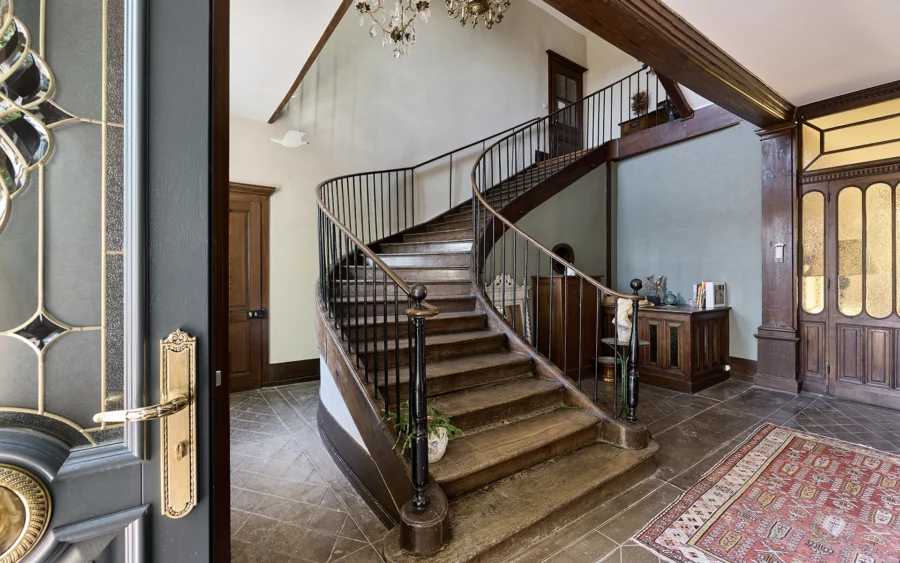 Escalier de la maison de maître dans le Jura à vendre - Arrière-Cour, agence immobilière spécialisée dans le Jura