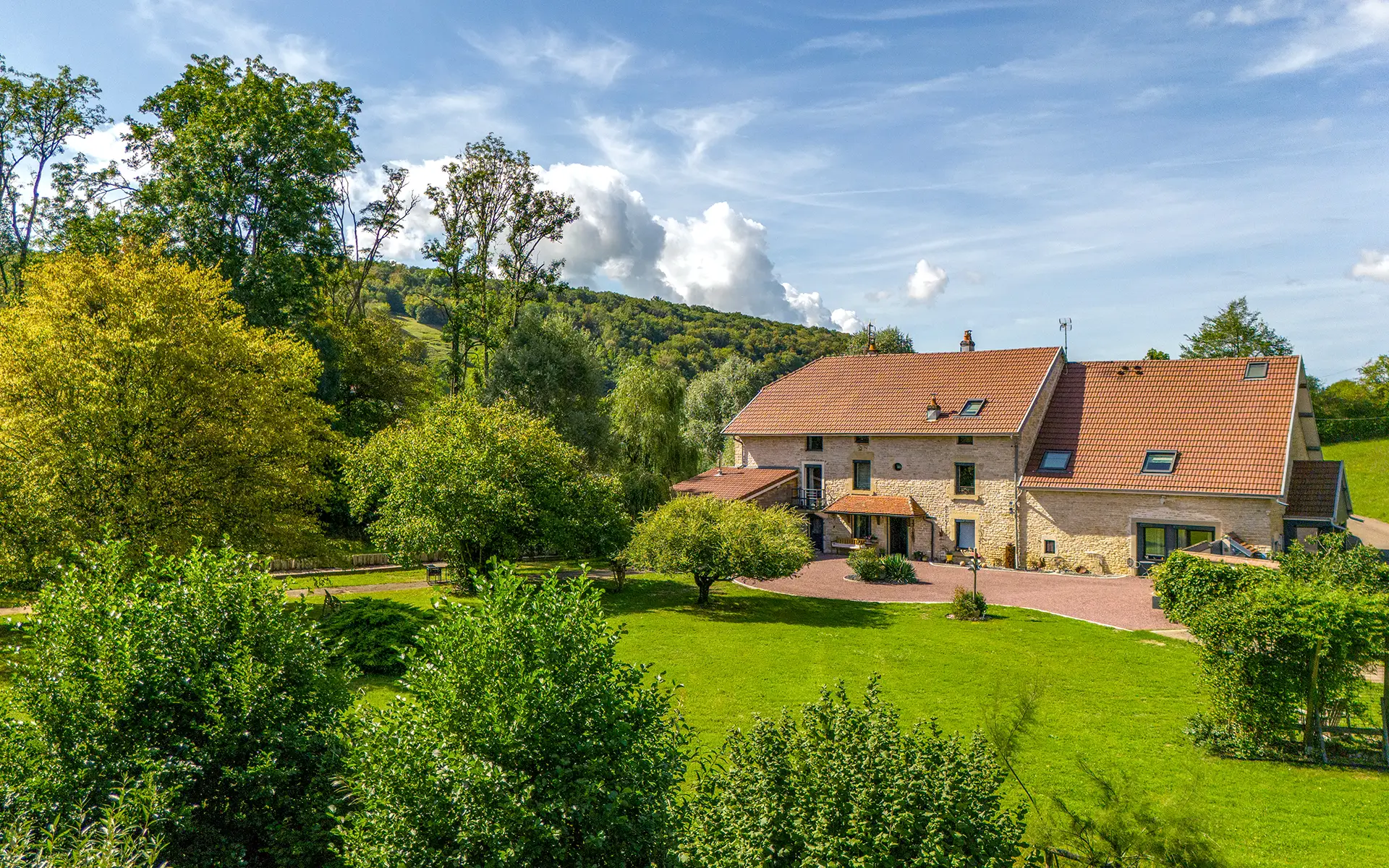 Façade lumineuse - Le puits du moulin, une demeure du XVIIIᵉ siècle à vendre - Arrière-Cour, agence immobilière spécialisée en Haute-Saône