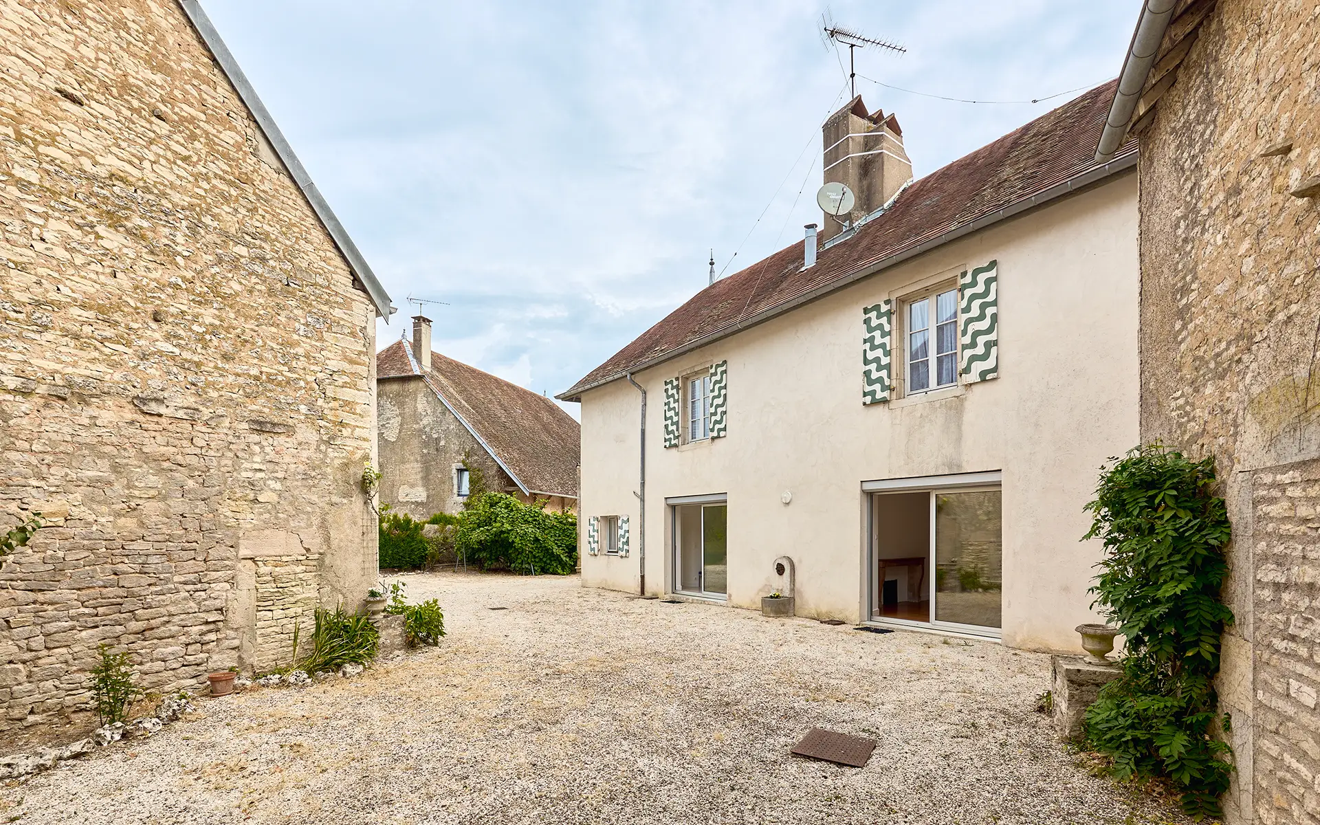 Façade lumineuse de la maison de caractère et ses dépendances aux portes de Besançon à vendre - Arrière-Cour, agence immobilière spécialisée dans le Doubs