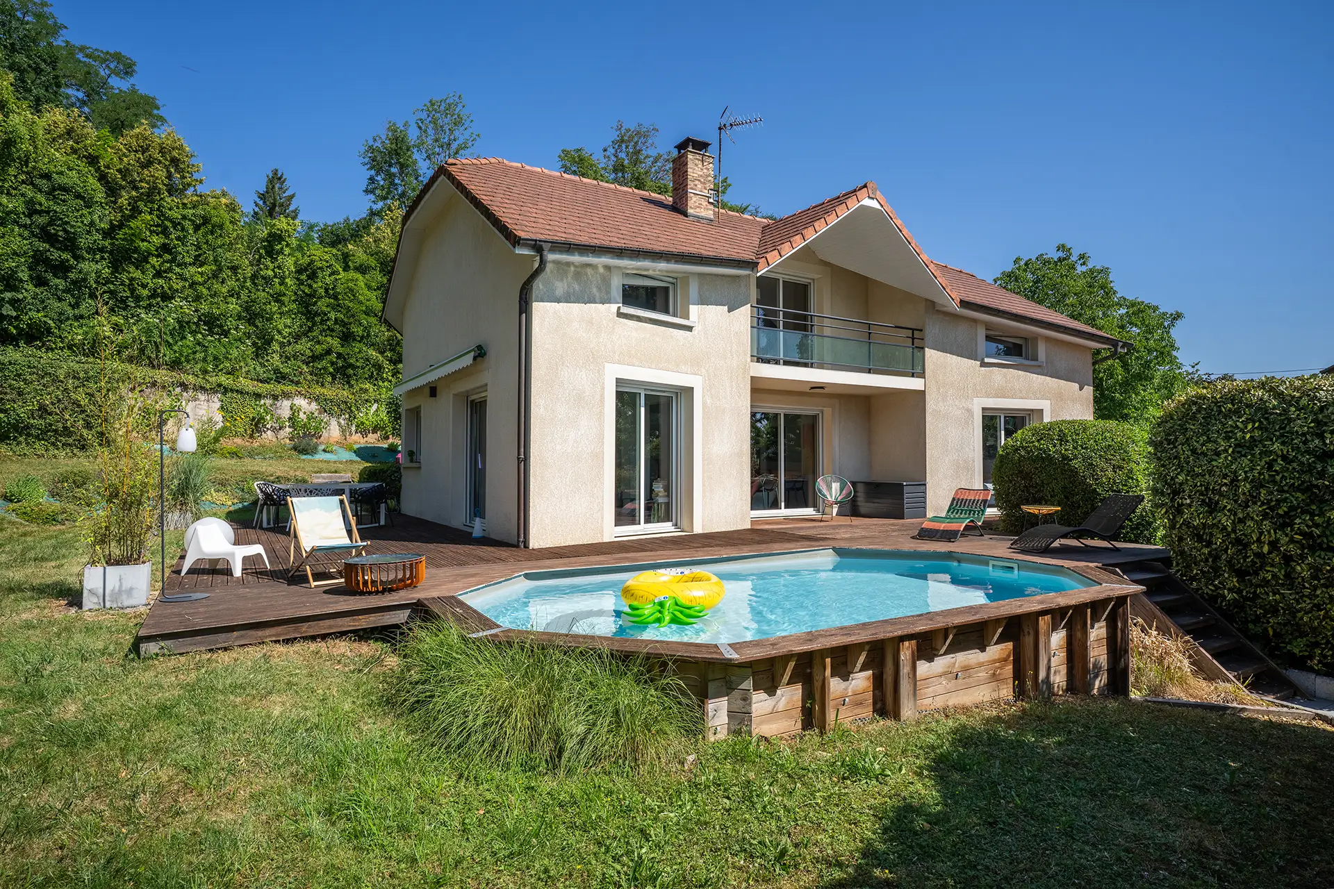 Façade lumineuse de la maison familiale avec piscine à Besançon à vendre - Arrière-Cour, agence immobilière spécialisée dans le Doubs