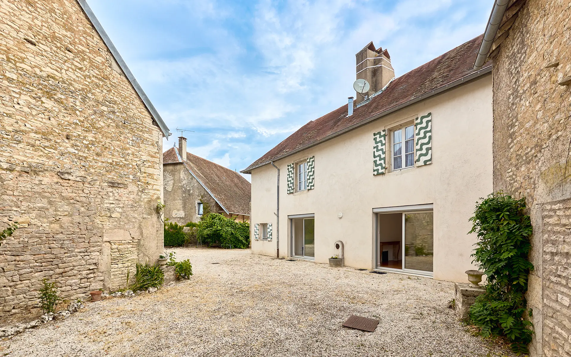 Façade de la maison de caractère et ses dépendances aux portes de Besançon à vendre - Arrière-Cour, agence immobilière spécialisée dans le Doubs