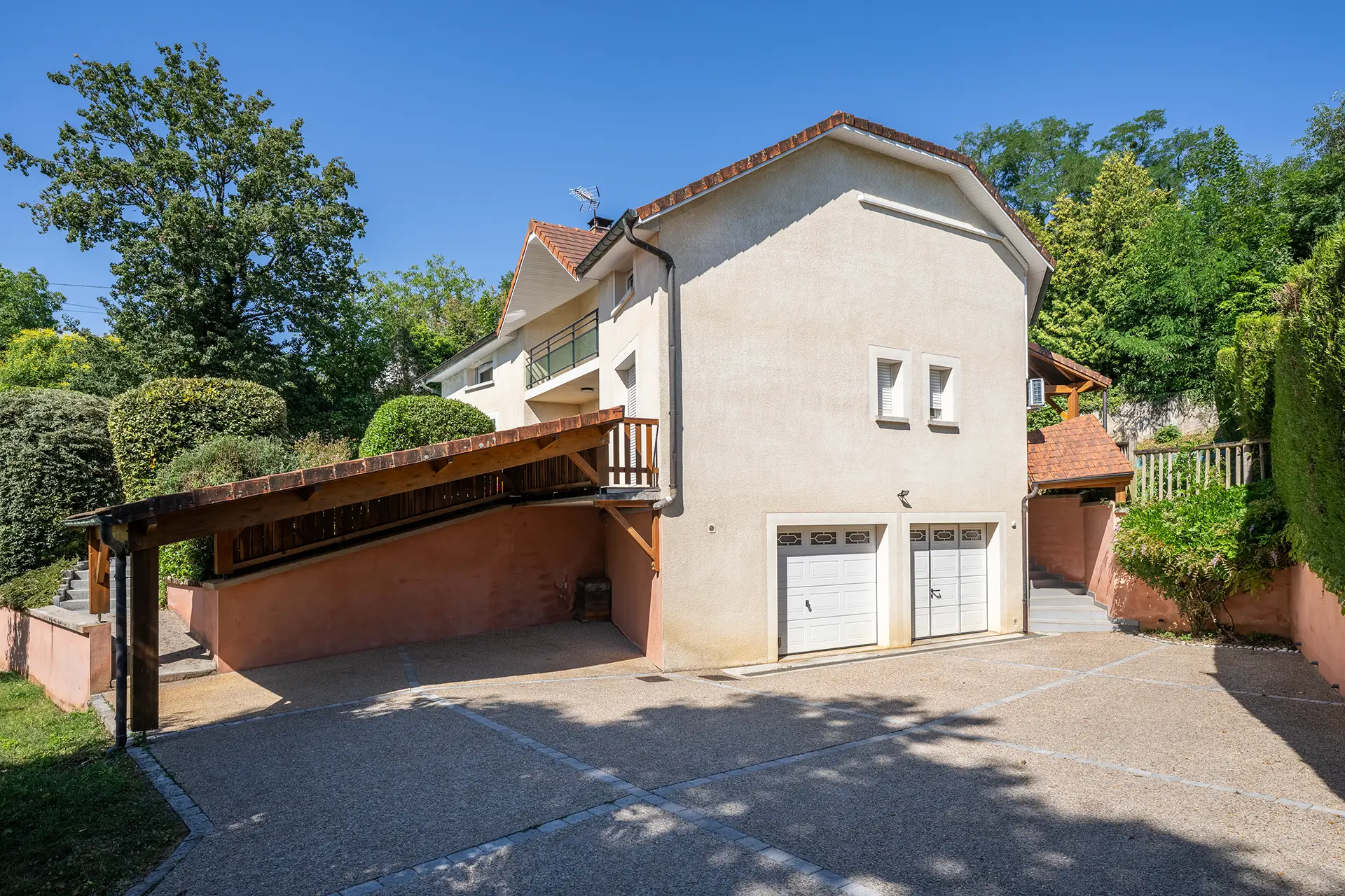 Maison familiale avec piscine à Besançon à vendre - Arrière-Cour, agence immobilière spécialisée dans le Doubs