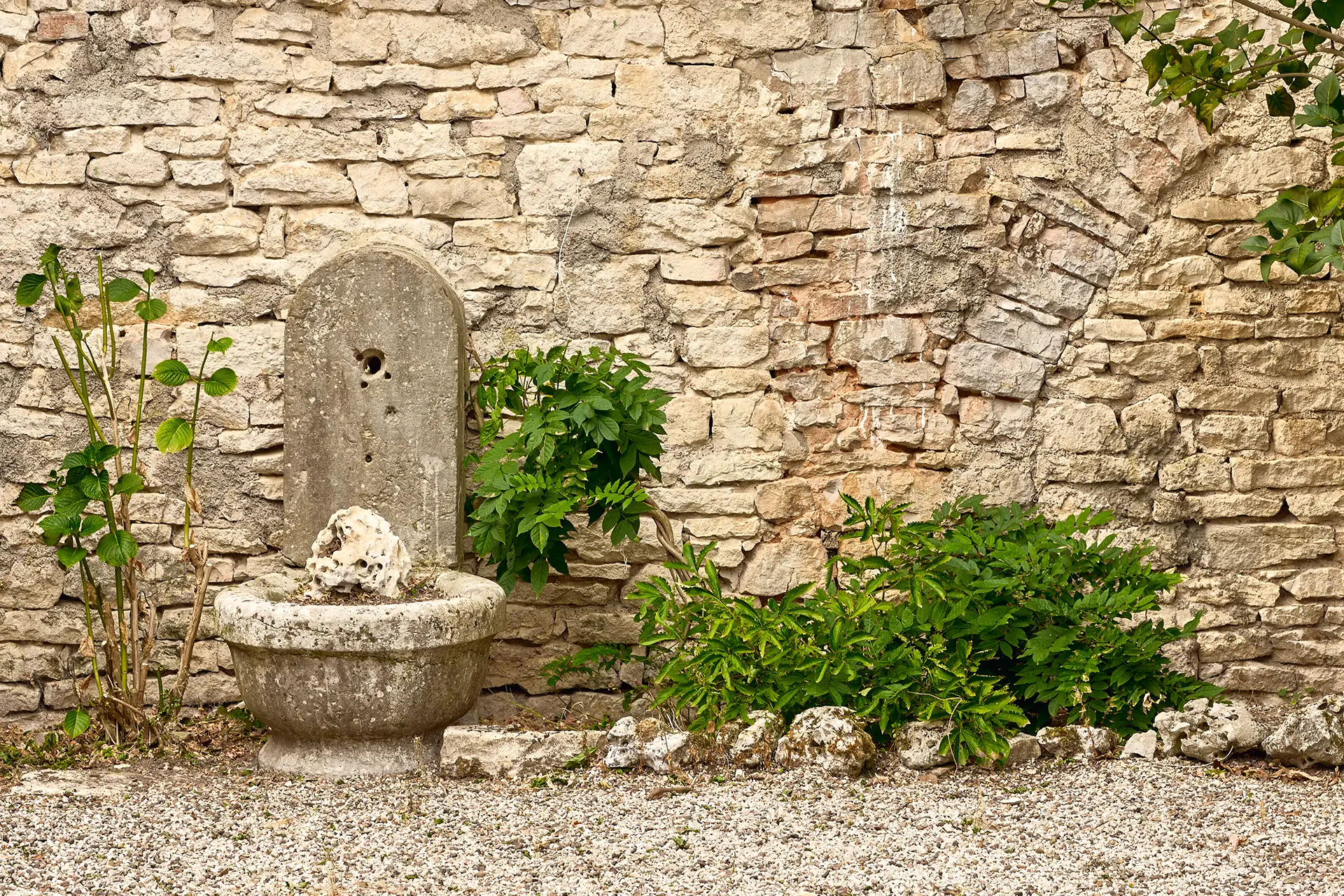Petite fontaine en pierre de la maison de caractère et ses dépendances aux portes de Besançon à vendre - Arrière-Cour, agence immobilière spécialisée dans le Doubs