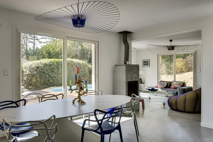 Pièce à vivre de la maison familiale avec piscine à Besançon à vendre - Arrière-Cour, agence immobilière spécialisée dans le Doubs