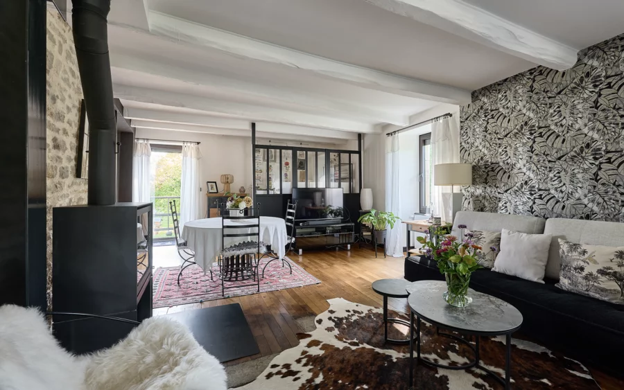 Pièce de vie - Le puits du moulin, une demeure du XVIIIᵉ siècle à vendre - Arrière-Cour, agence immobilière spécialisée en Haute-Saône