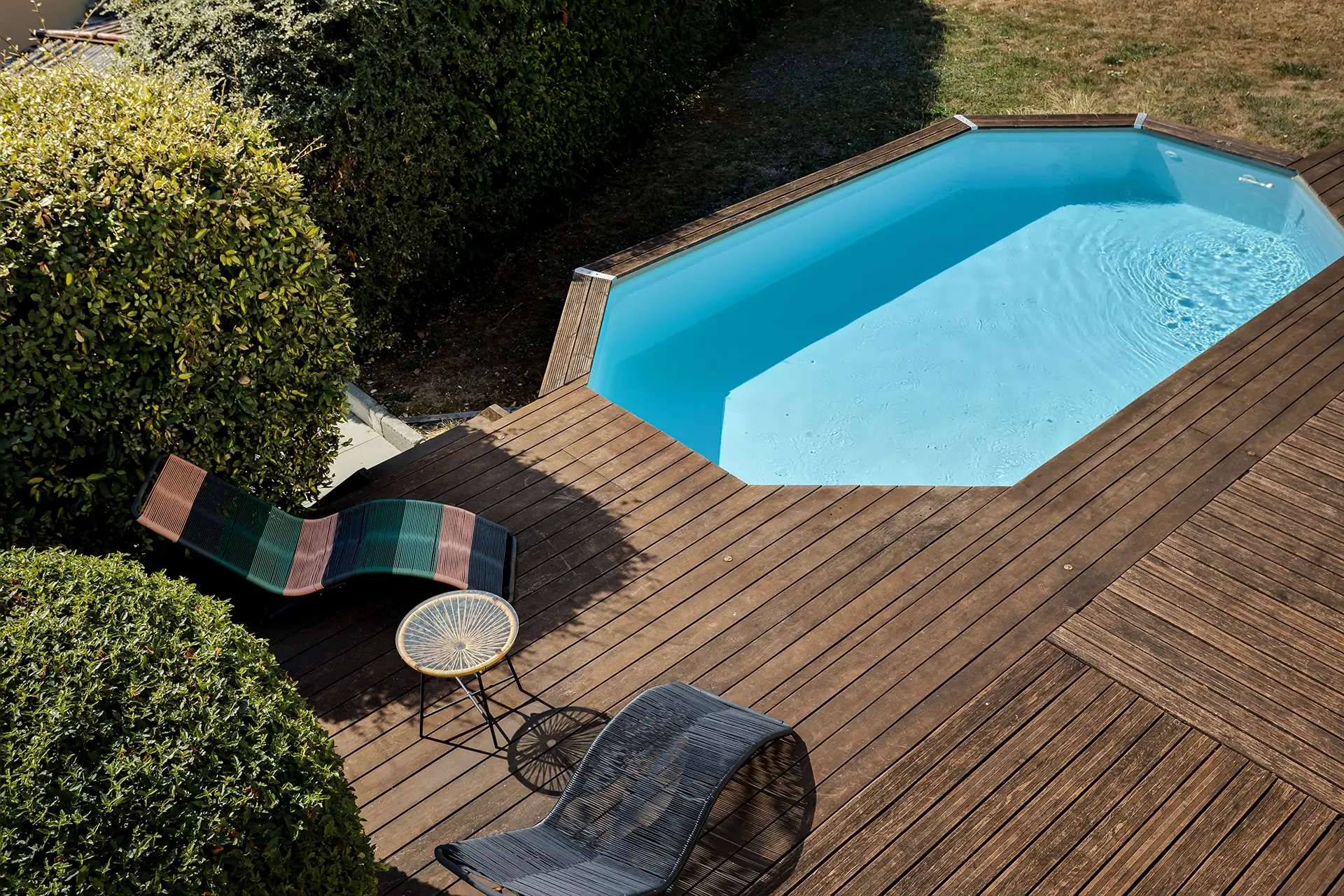 Piscine et terrasse de la maison familiale avec piscine à Besançon à vendre - Arrière-Cour, agence immobilière spécialisée dans le Doubs