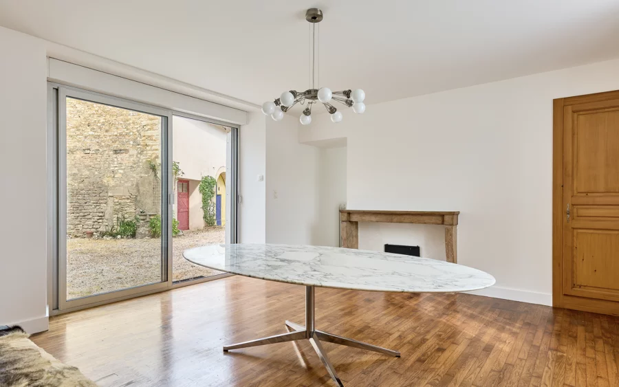 Salle à manger de la maison de caractère et ses dépendances aux portes de Besançon à vendre - Arrière-Cour, agence immobilière spécialisée dans le Doubs