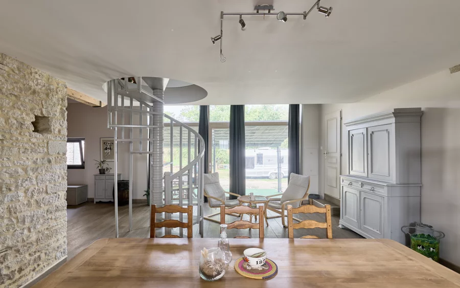 Salle à manger du domaine de caractère en Haute-Saône à vendre - Arrière-Cour, agence immobilière spécialisée en Haute-Saône