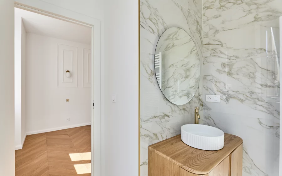 Salle de bain de l'appartement de caractère rénové à Pontarlier à vendre - Arrière-Cour, agence immobilière spécialisée dans le Doubs