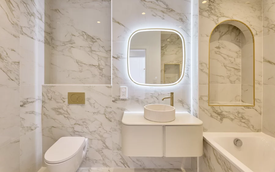 Salle de bain lumineuse de l'appartement de caractère rénové à Pontarlier à vendre - Arrière-Cour, agence immobilière spécialisée dans le Doubs