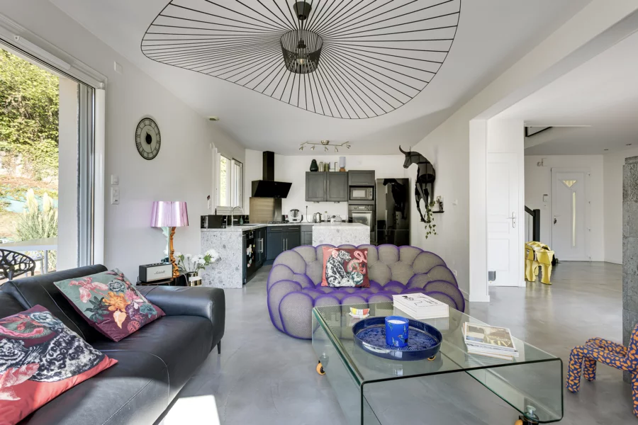 Salon et cuisine de la maison familiale avec piscine à Besançon à vendre - Arrière-Cour, agence immobilière spécialisée dans le Doubs