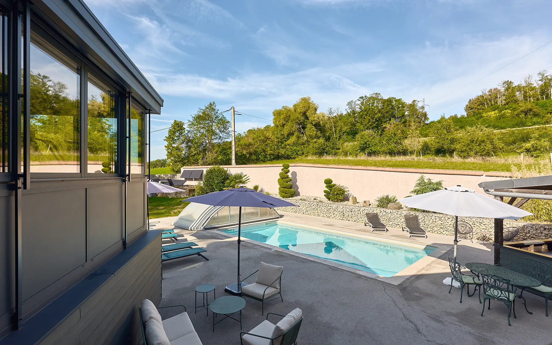 Terrasse avec piscine - Le puits du moulin, une demeure du XVIIIᵉ siècle à vendre - Arrière-Cour, agence immobilière spécialisée en Haute-Saône