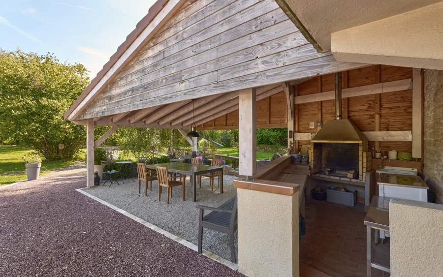 Terrasse couverte - Le puits du moulin, une demeure du XVIIIᵉ siècle à vendre - Arrière-Cour, agence immobilière spécialisée en Haute-Saône