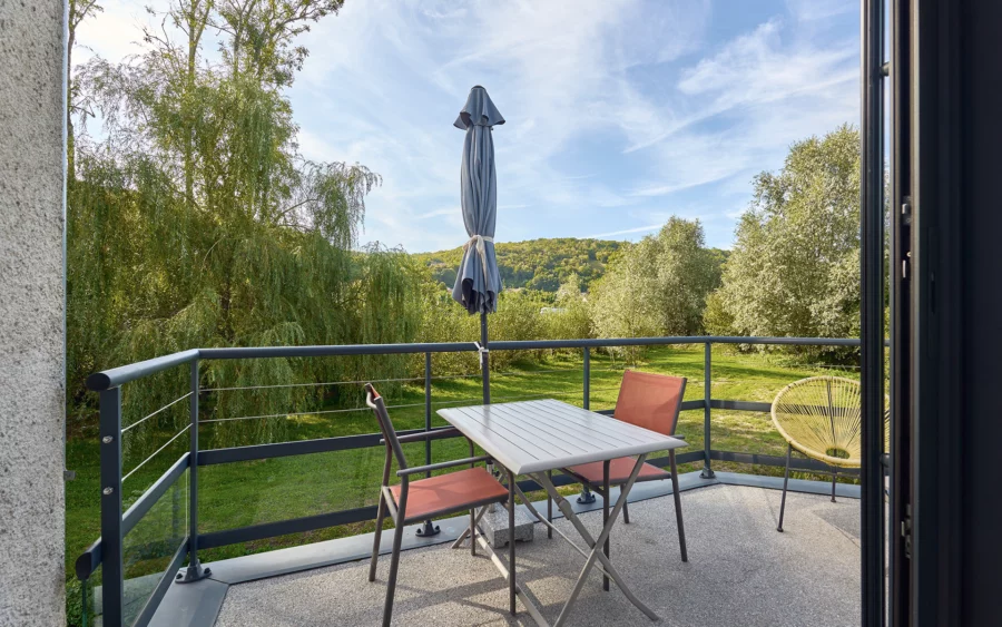 Terrasse - Le puits du moulin, une demeure du XVIIIᵉ siècle à vendre - Arrière-Cour, agence immobilière spécialisée en Haute-Saône