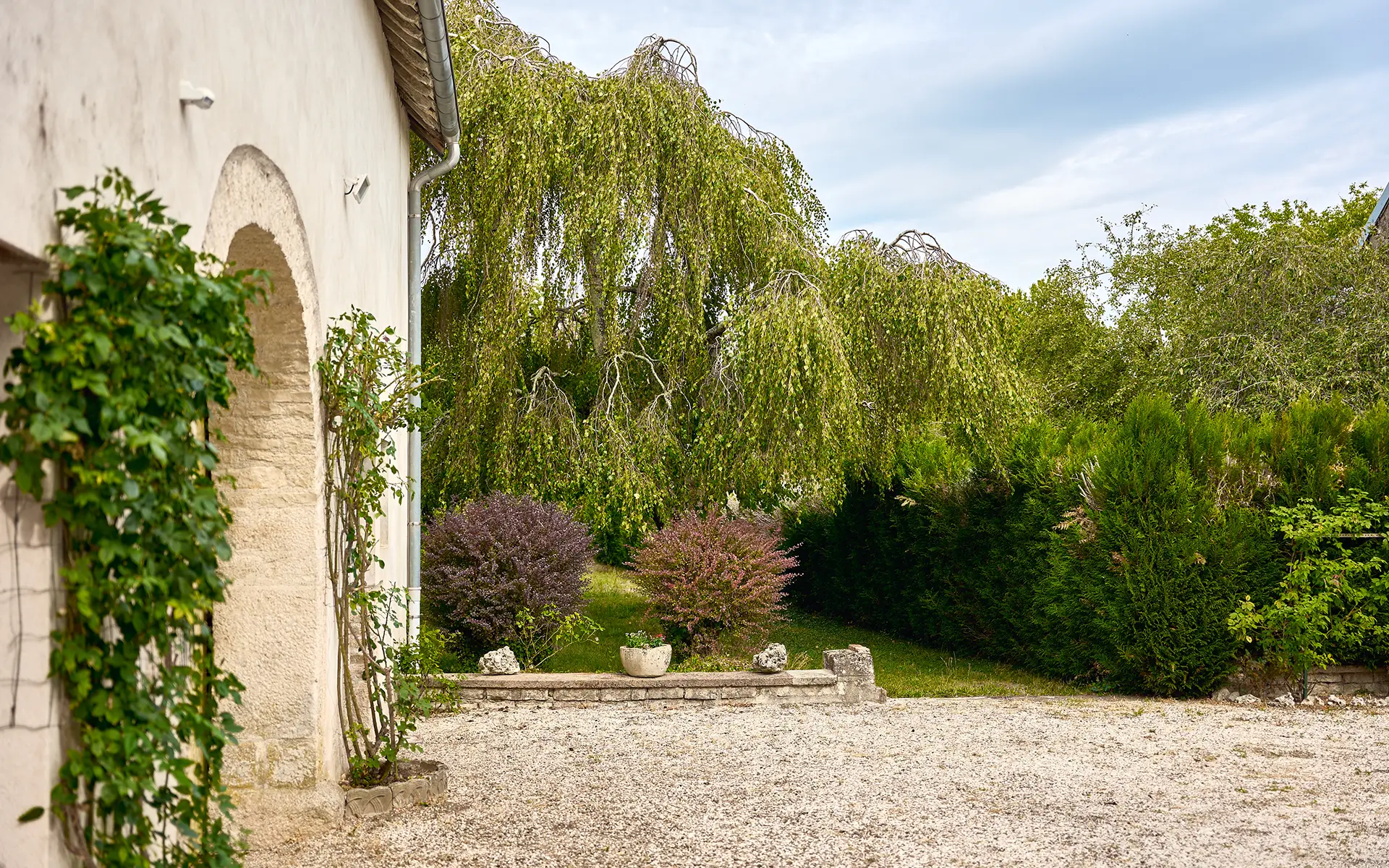 Verdure de la maison de caractère et ses dépendances aux portes de Besançon à vendre - Arrière-Cour, agence immobilière spécialisée dans le Doubs