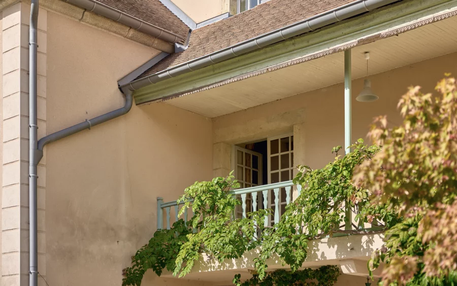 Balcon d'une ancienne maison vigneronne aux portes d’Ornans à vendre - Arrière-Cour, agence immobilière spécialisée dans le Doubs
