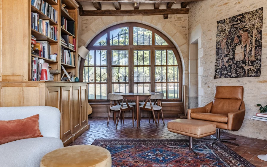 Bibliothèque du manoir du XVIᵉ siècle en Bourgogne à vendre - Arrière-Cour, agence immobilière spécialisée en Bourgogne