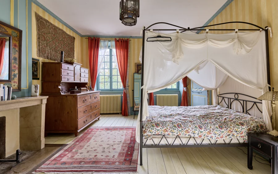 Chambre d'une ancienne maison vigneronne aux portes d’Ornans à vendre - Arrière-Cour, agence immobilière spécialisée dans le Doubs
