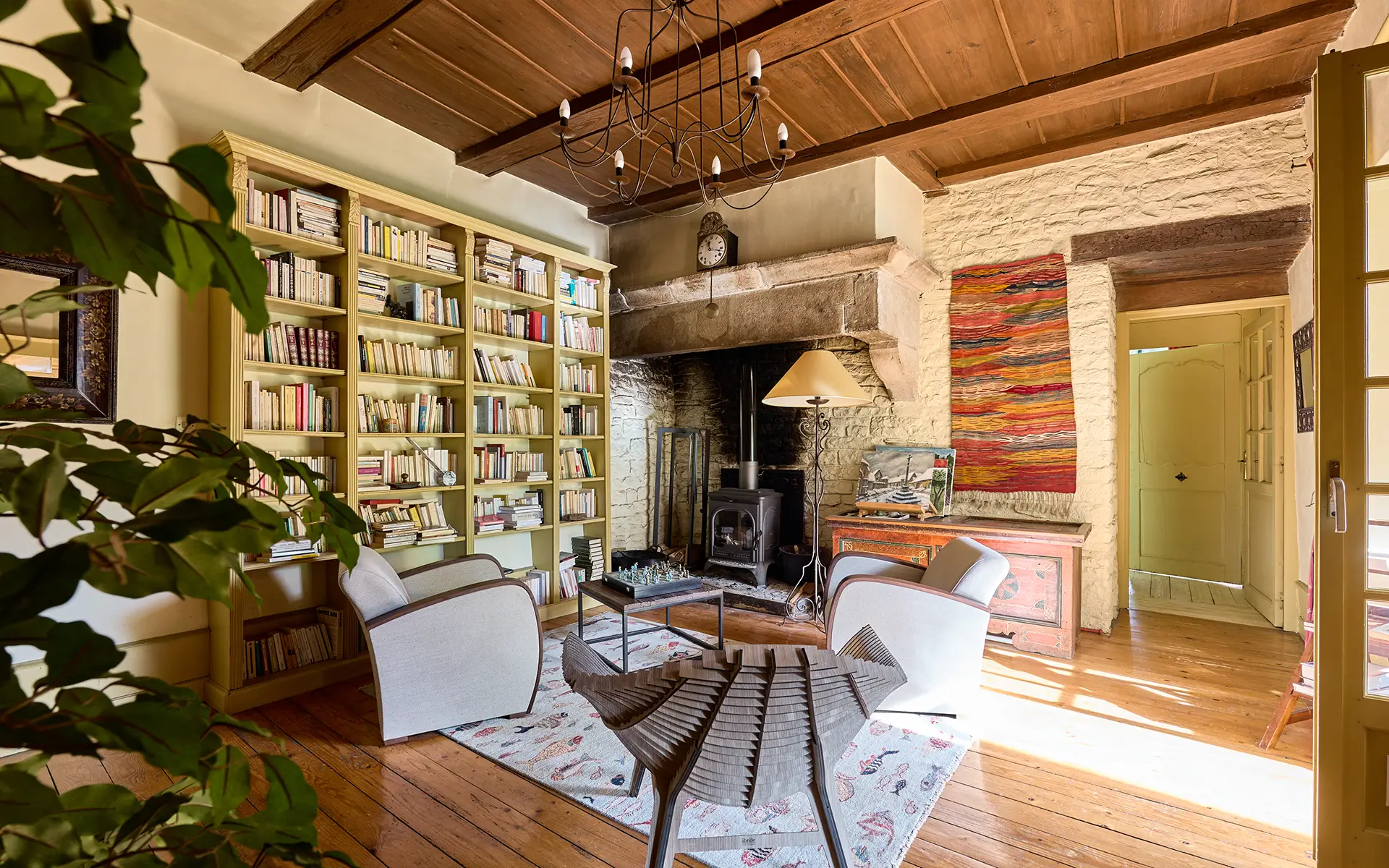 Coin salon d'une ancienne maison vigneronne aux portes d’Ornans à vendre - Arrière-Cour, agence immobilière spécialisée dans le Doubs