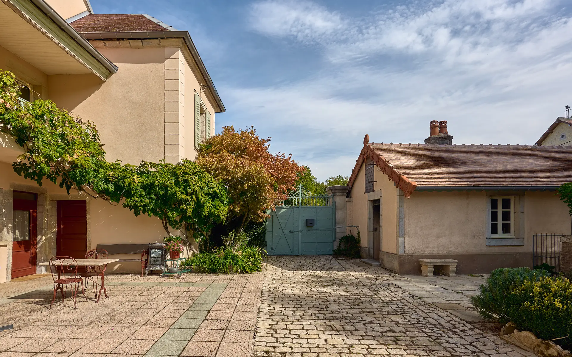 Cour intérieure d'une ancienne maison vigneronne aux portes d’Ornans à vendre - Arrière-Cour, agence immobilière spécialisée dans le Doubs