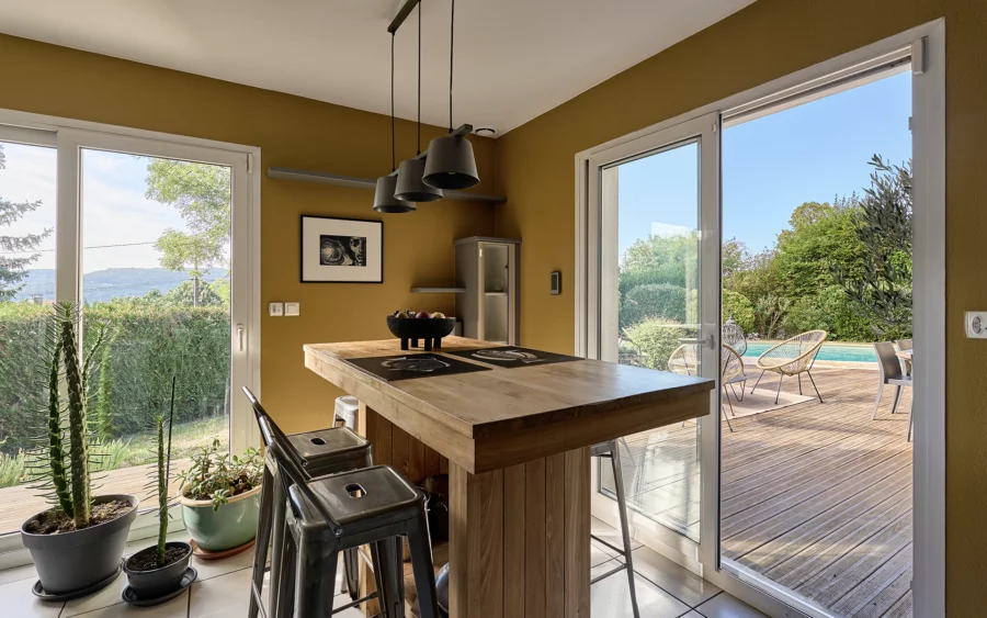 Cuisine de la maison contemporaine avec piscine à Besançon à vendre - Arrière-Cour, agence immobilière spécialisée dans le Doubs
