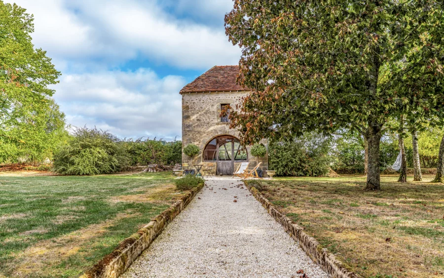 Dépendance du manoir du XVIᵉ siècle en Bourgogne à vendre - Arrière-Cour, agence immobilière spécialisée en Bourgogne