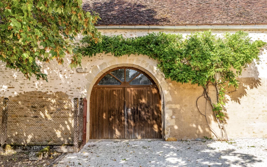 Entrée du manoir du XVIᵉ siècle en Bourgogne à vendre - Arrière-Cour, agence immobilière spécialisée en Bourgogne