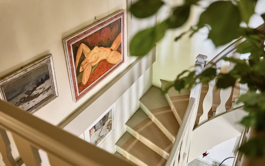 Escalier d'une ancienne maison vigneronne aux portes d’Ornans à vendre - Arrière-Cour, agence immobilière spécialisée dans le Doubs
