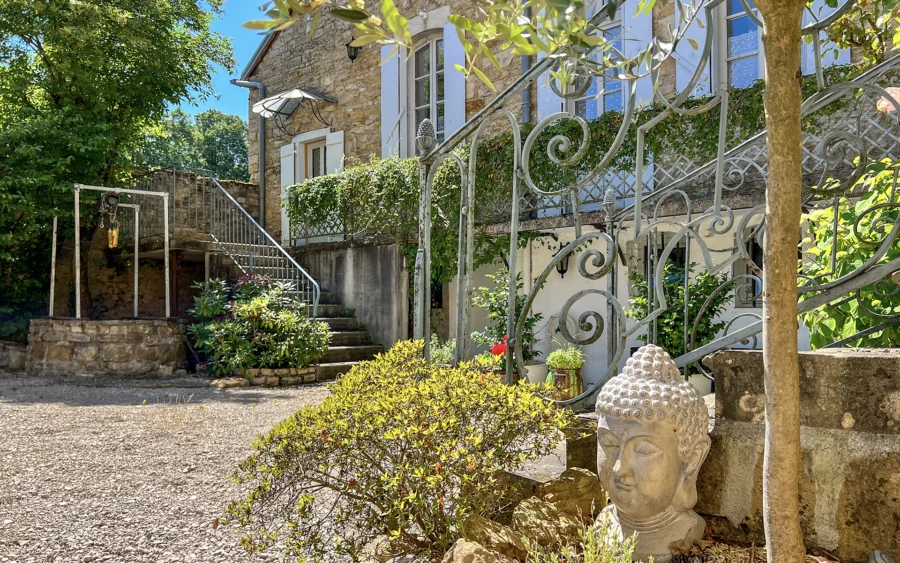 Escalier d'une belle demeure du XVIIIe siècle au cœur d’un village Jurassien à vendre - Arrière-Cour, agence immobilière spécialisée dans le Jura