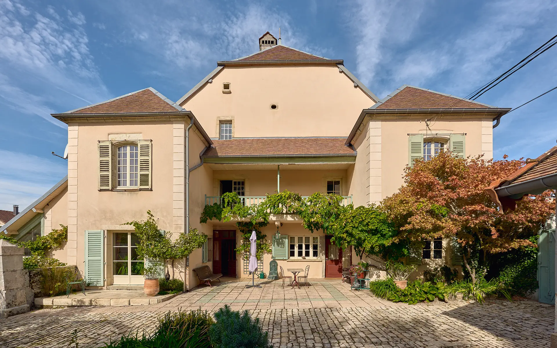 Façade d'une ancienne maison vigneronne aux portes d’Ornans à vendre - Arrière-Cour, agence immobilière spécialisée dans le Doubs
