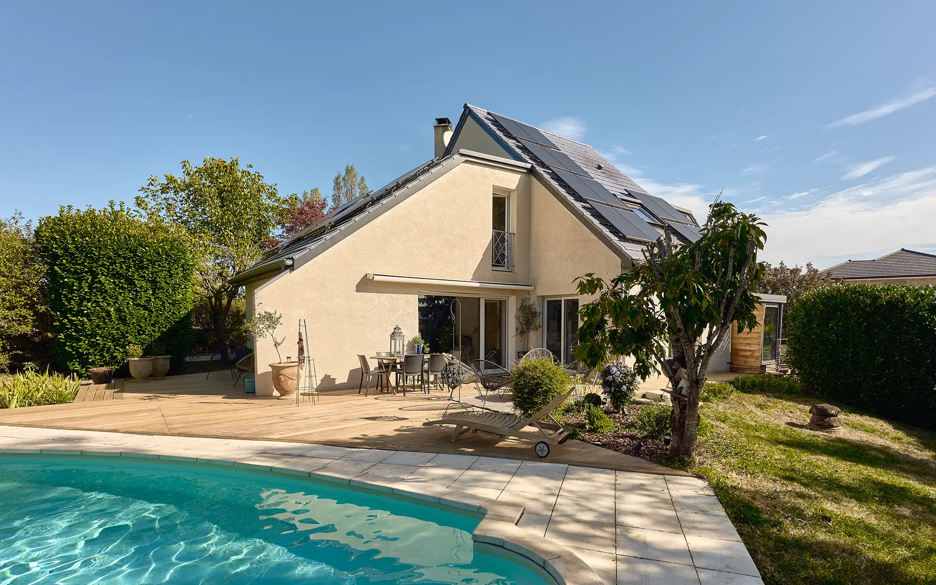 Façade lumineuse de la maison contemporaine avec piscine à Besançon à vendre - Arrière-Cour, agence immobilière spécialisée dans le Doubs