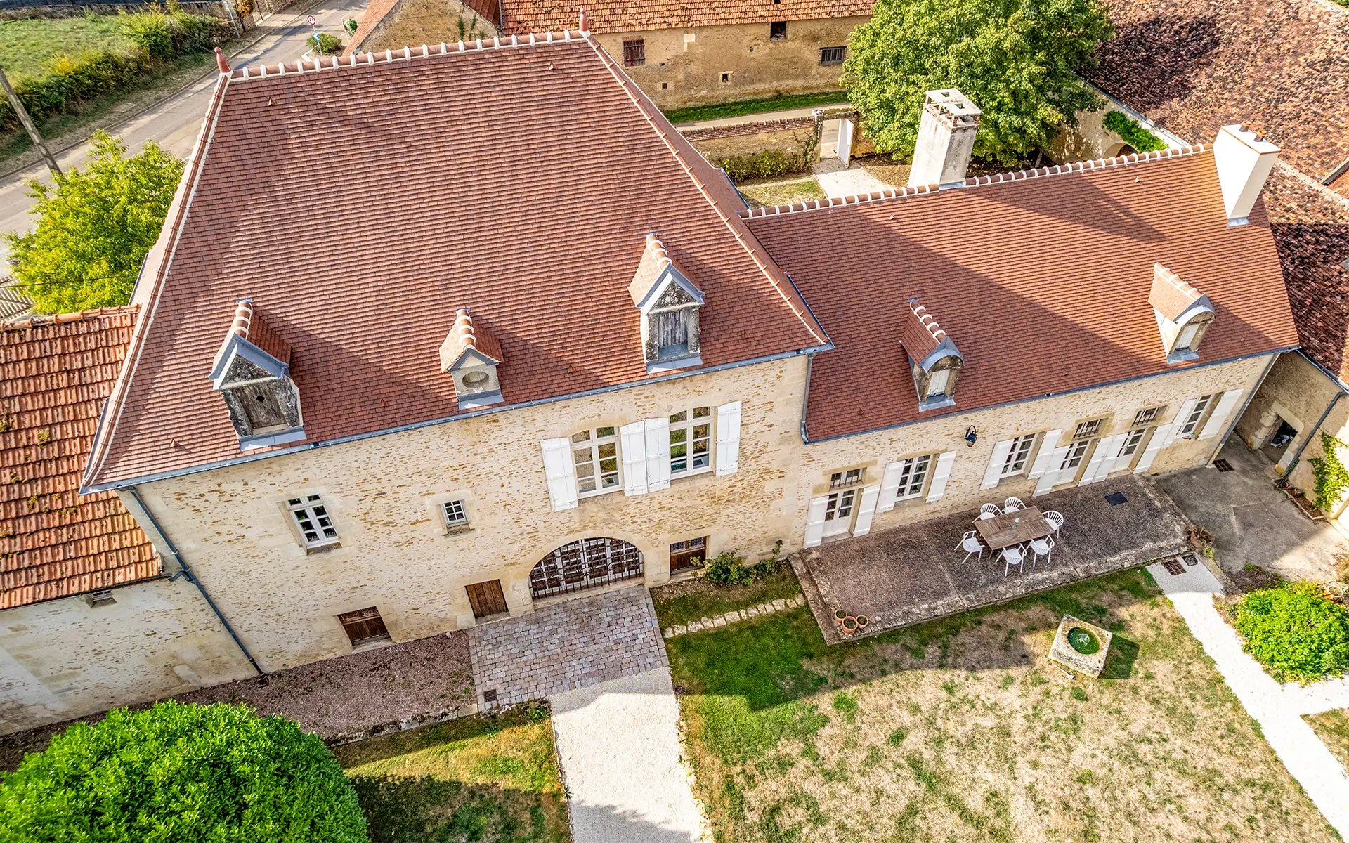 Façade du manoir du XVIᵉ siècle en Bourgogne à vendre - Arrière-Cour, agence immobilière spécialisée en Bourgogne