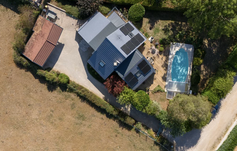 Maison contemporaine avec piscine à Besançon à vendre - Arrière-Cour, agence immobilière spécialisée dans le Doubs