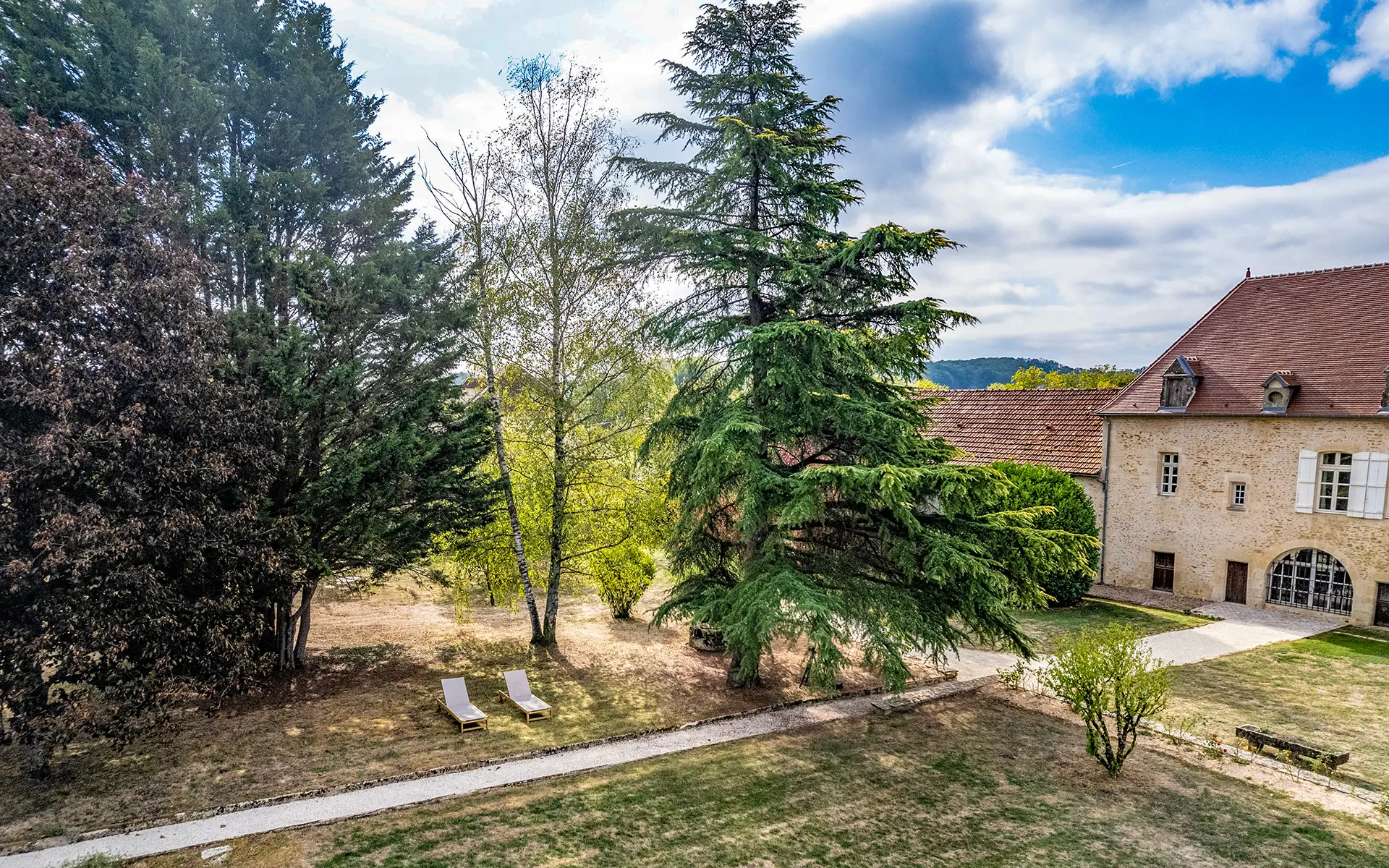 Parc et façade du manoir du XVIᵉ siècle en Bourgogne à vendre - Arrière-Cour, agence immobilière spécialisée en Bourgogne
