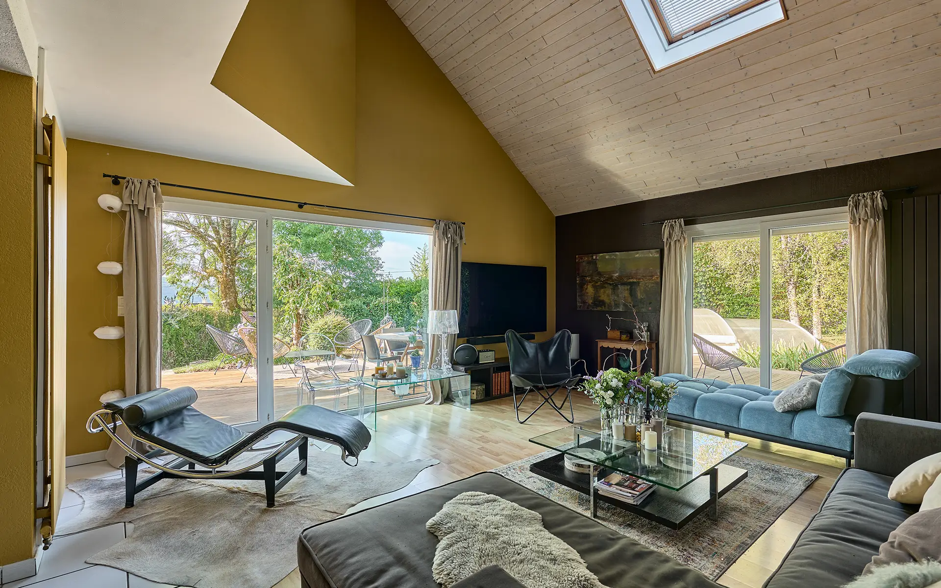 Pièce de vie de la maison contemporaine avec piscine à Besançon à vendre - Arrière-Cour, agence immobilière spécialisée dans le Doubs