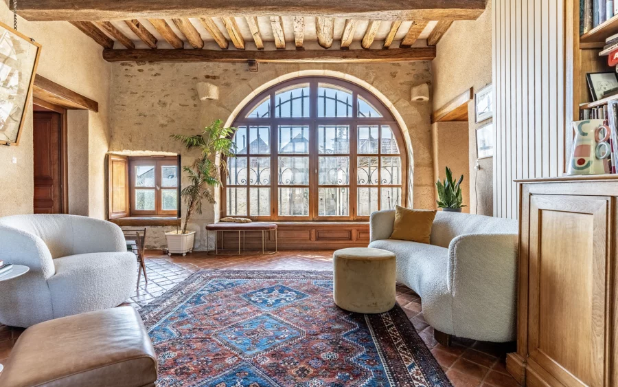 Pièce de vie du manoir du XVIᵉ siècle en Bourgogne à vendre - Arrière-Cour, agence immobilière spécialisée en Bourgogne