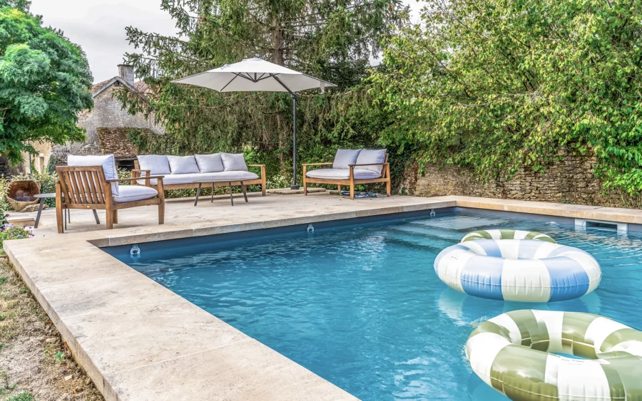 Piscine du manoir du XVIᵉ siècle en Bourgogne à vendre - Arrière-Cour, agence immobilière spécialisée en Bourgogne