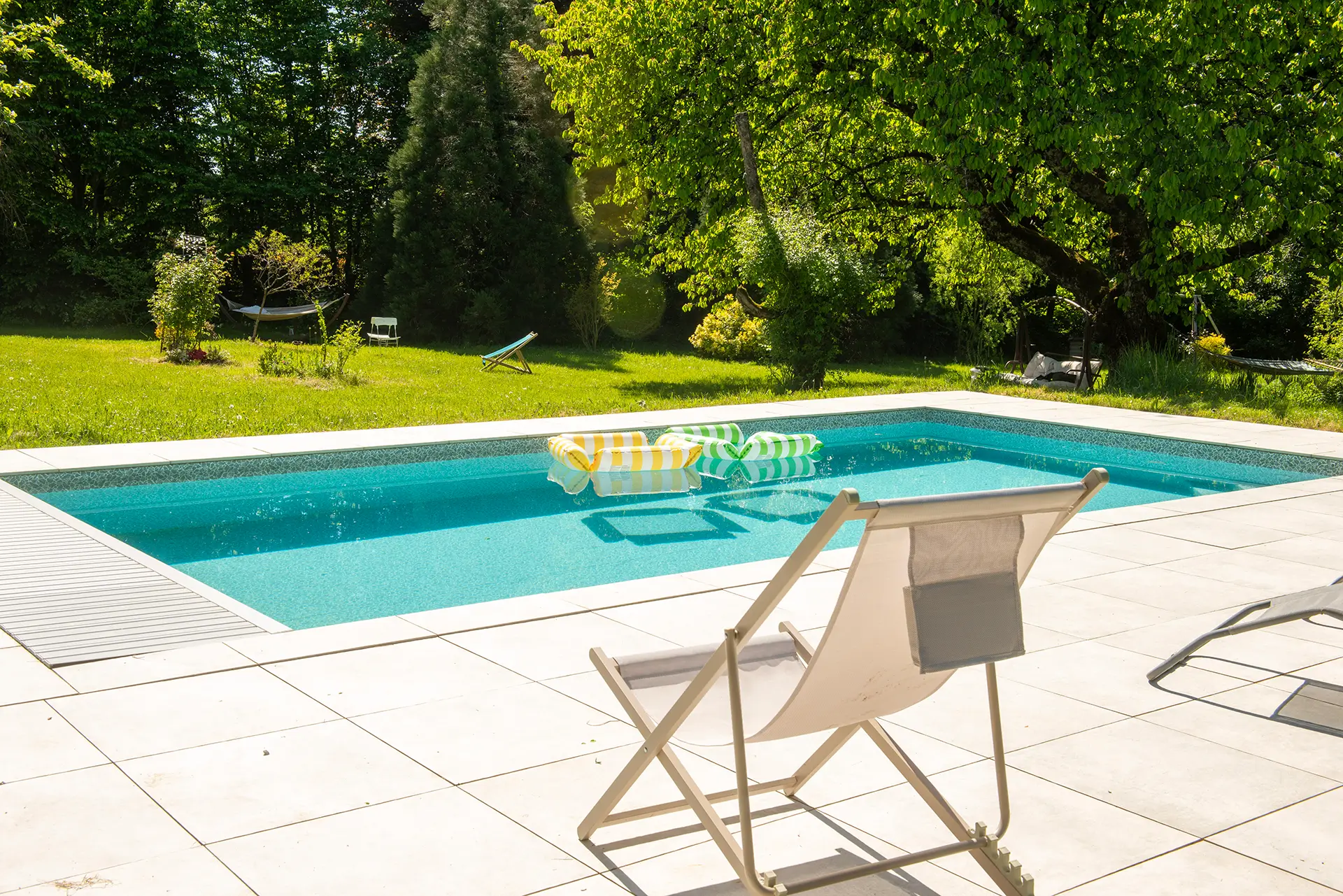 Piscine d'une belle demeure du XVIIIe siècle au cœur d’un village Jurassien à vendre - Arrière-Cour, agence immobilière spécialisée dans le Jura