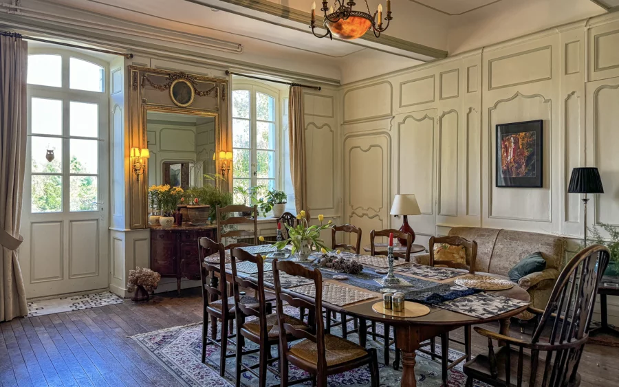 Salle à manger d'une belle demeure du XVIIIe siècle au cœur d’un village Jurassien à vendre - Arrière-Cour, agence immobilière spécialisée dans le Jura