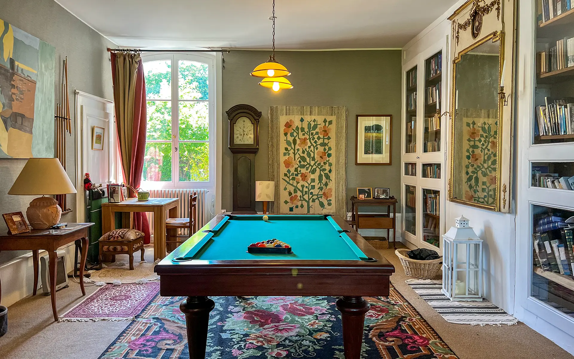 Salle de billard d'une belle demeure du XVIIIe siècle au cœur d’un village Jurassien à vendre - Arrière-Cour, agence immobilière spécialisée dans le Jura