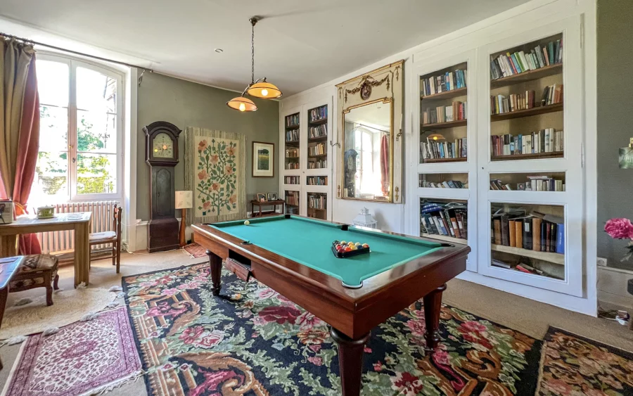 Salle de jeu d'une belle demeure du XVIIIe siècle au cœur d’un village Jurassien à vendre - Arrière-Cour, agence immobilière spécialisée dans le Jura