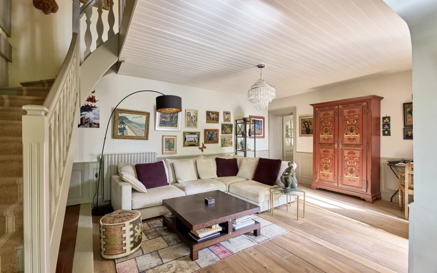 Salon d'une ancienne maison vigneronne aux portes d’Ornans à vendre - Arrière-Cour, agence immobilière spécialisée dans le Doubs