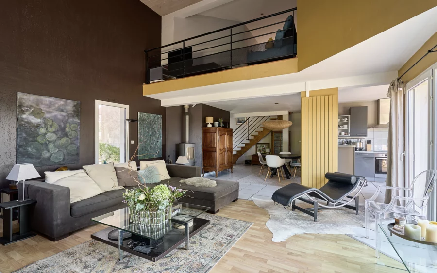 Salon de la maison contemporaine avec piscine à Besançon à vendre - Arrière-Cour, agence immobilière spécialisée dans le Doubs
